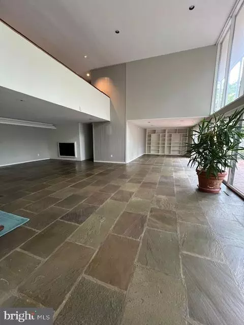 2871 TILDEN ST NW, Washington, DC 20008