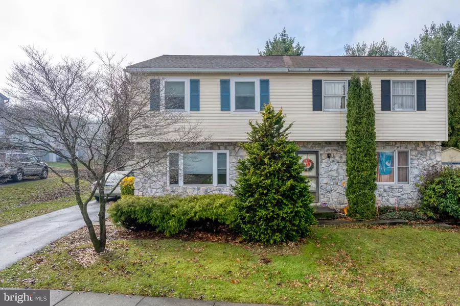 206 HICKORY DR, Fleetwood, PA 19522