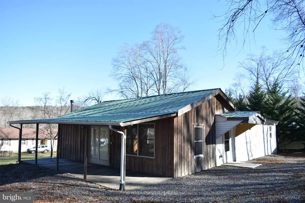 Great Cacapon, WV 25422,756 OLIVER LN