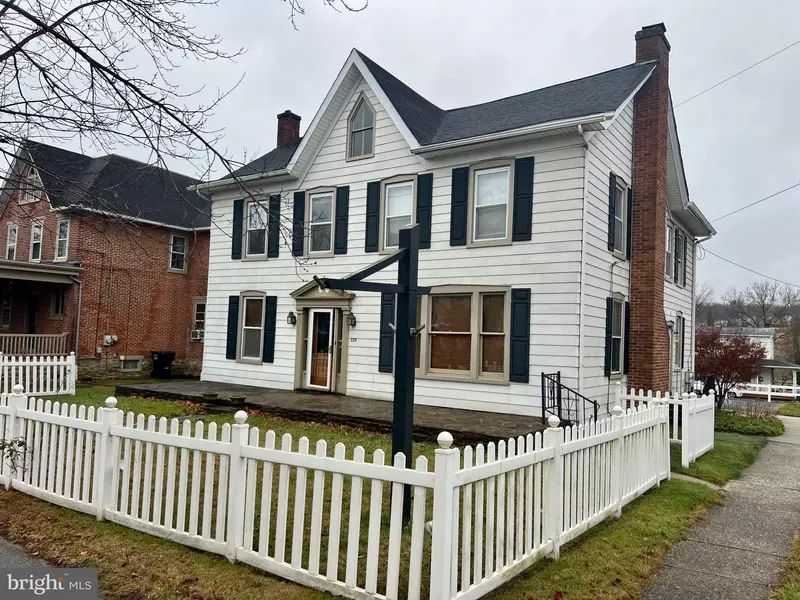 220 PENNSYLVANIA AVE, Avondale, PA 19311