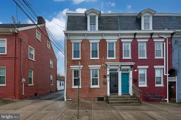 118 WALNUT ST, Columbia, PA 17512