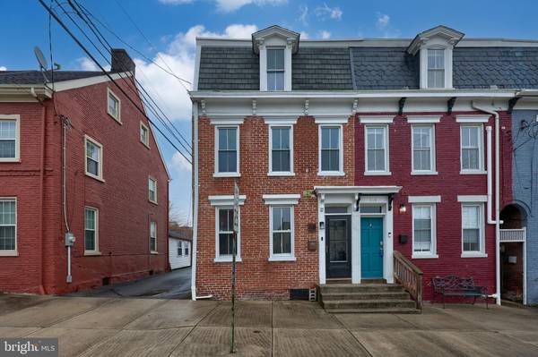 118 WALNUT ST, Columbia, PA 17512