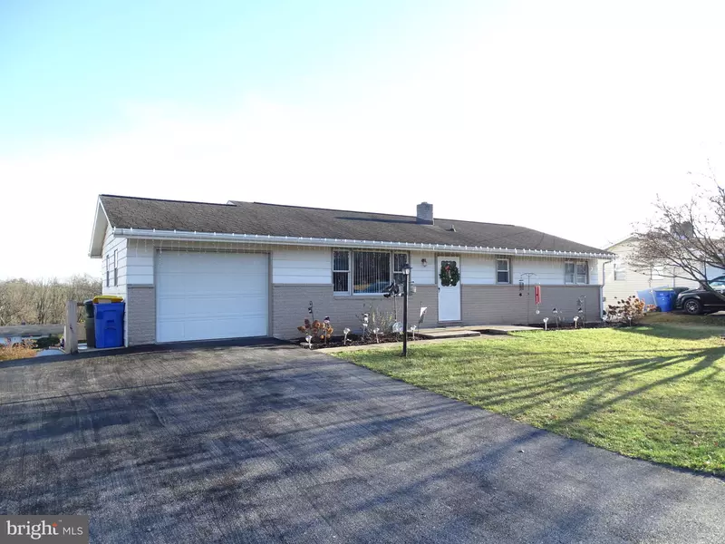 2434 BERKSHIRE LN, Dover, PA 17315