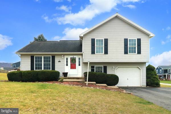 205 STEEPLECHASE DR, Pleasant Gap, PA 16823