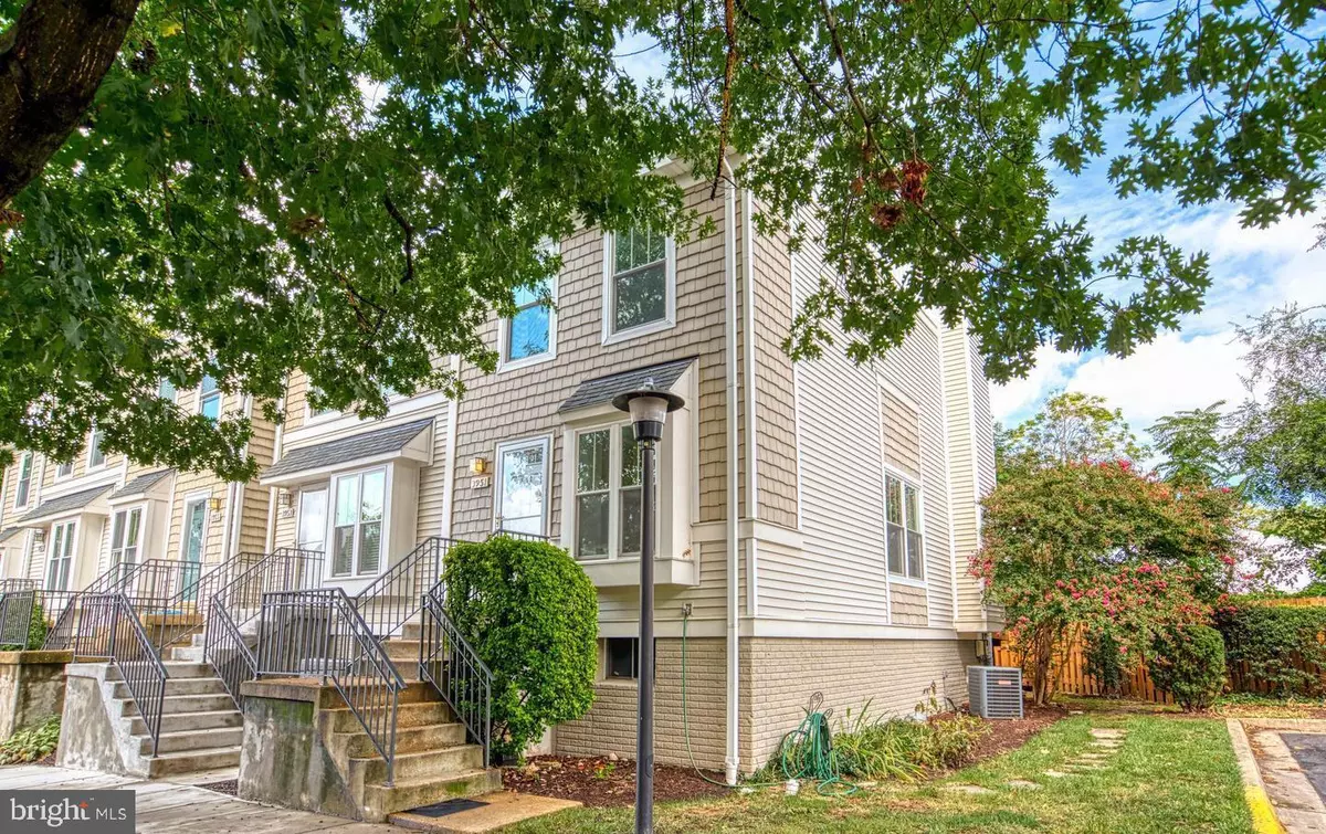 Arlington, VA 22204,3951 9TH RD S #3951