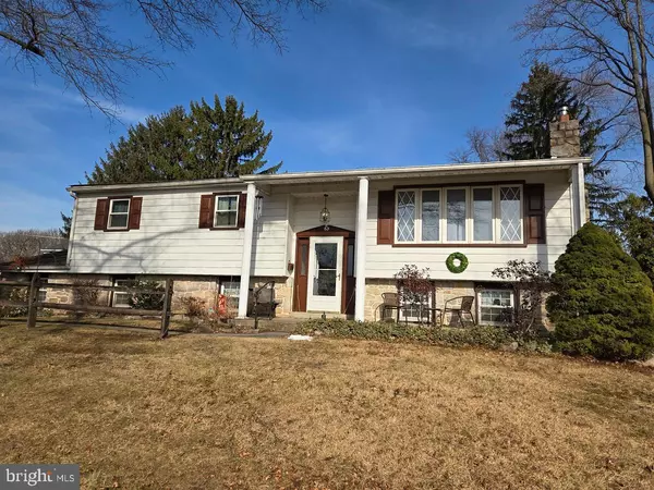 8 JUNIPER DR, Douglassville, PA 19518