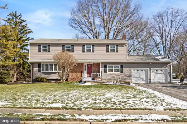 8 WAYNE WAY, East Windsor, NJ 08520