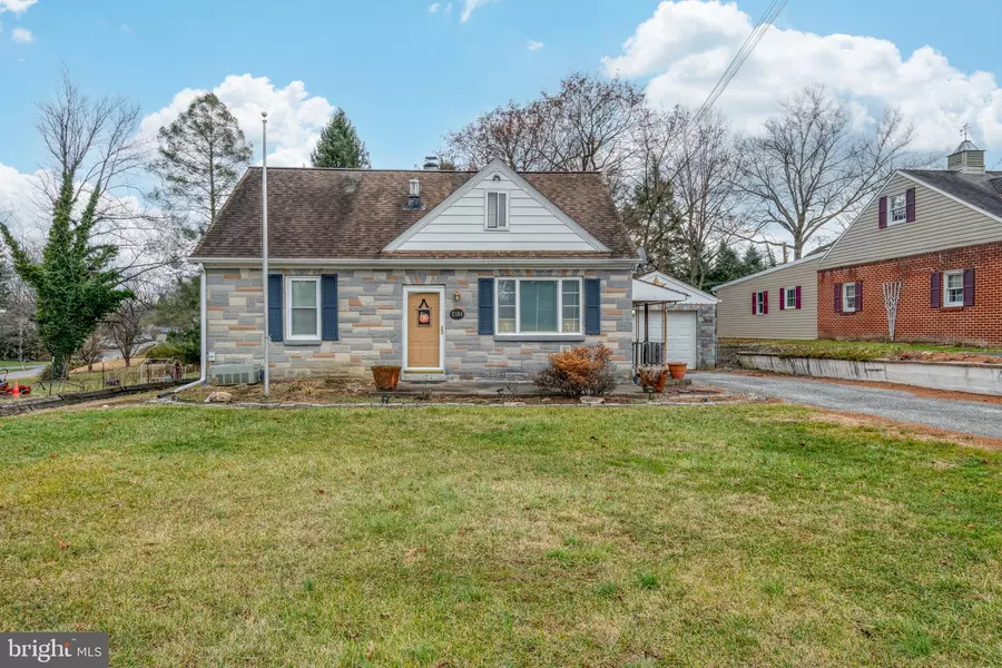 2504 HONEYSUCKLE LN, Lancaster, PA 17603