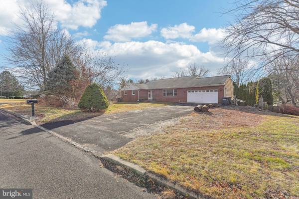 16 OVERLOOK DR, Warminster, PA 18974