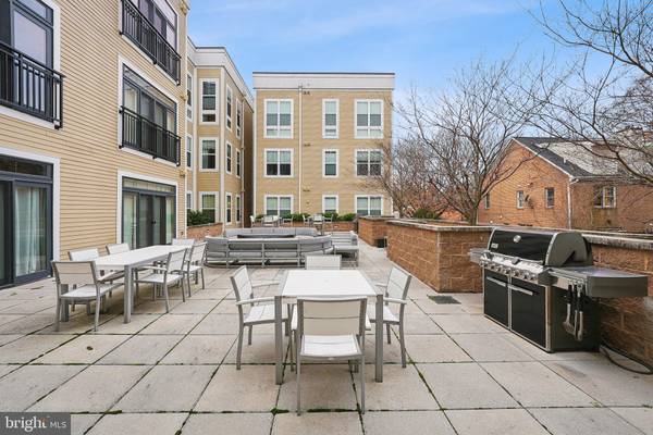 Arlington, VA 22204,989 S BUCHANAN ST #216