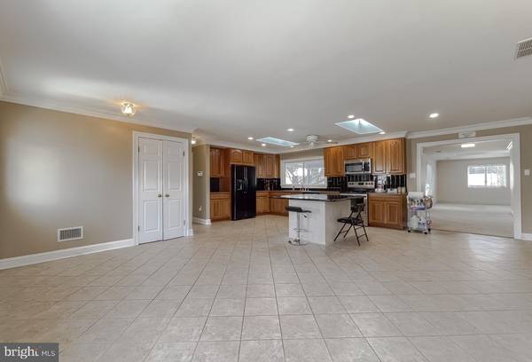 Waldorf, MD 20602,16 GREYSTONE CIR