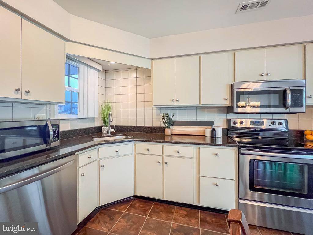 Fairless Hills, PA 19030,628 S QUEEN ANNE DR
