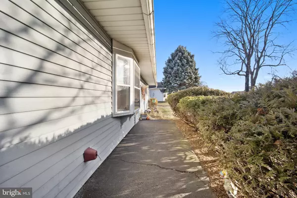 Levittown, PA 19054,12 PEBBLE LN