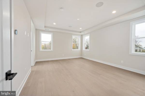 Arlington, VA 22205,884 N. MANCHESTER ST