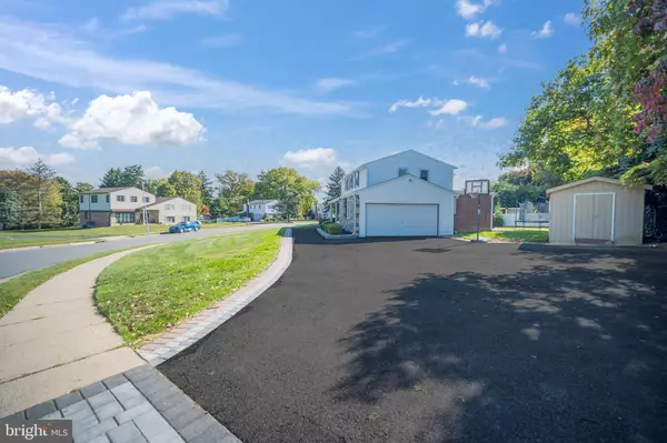 Huntingdon Valley, PA 19006,948 ROBIN LN