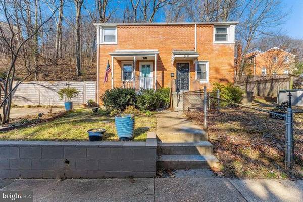 3829 S FOUR MILE RUN DR, Arlington, VA 22206