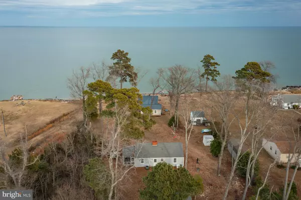13 SUWANNEE BEACH DR, White Stone, VA 22578