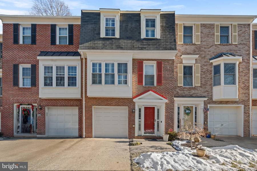 35 CARRIAGE HOUSE CIR, Alexandria, VA 22304