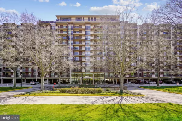 1300 ARMY NAVY DR #225, Arlington, VA 22202