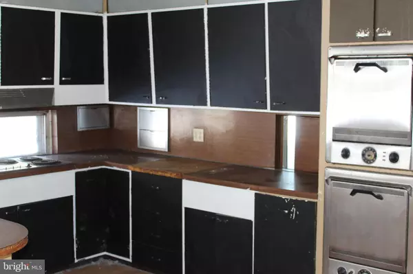 Ewing, NJ 08628,1048 RIVER RD