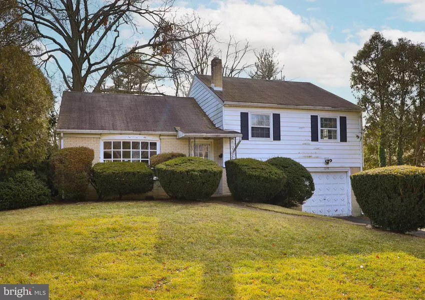 1049 HOLLYTREE RD, Abington, PA 19001