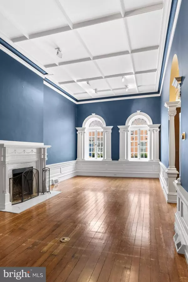 Philadelphia, PA 19103,2221 LOCUST ST