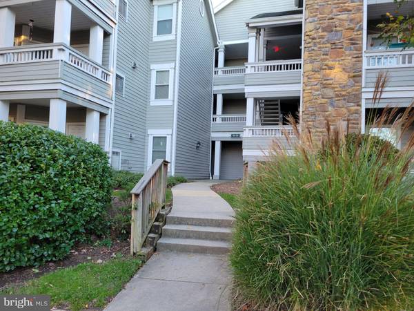 4413 FAIR STONE DR #102, Fairfax, VA 22033