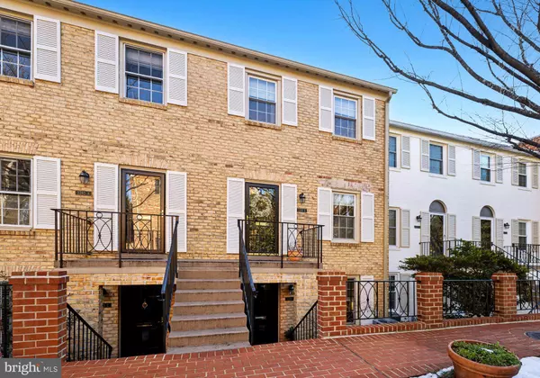 3285 SUTTON PL NW #D, Washington, DC 20016