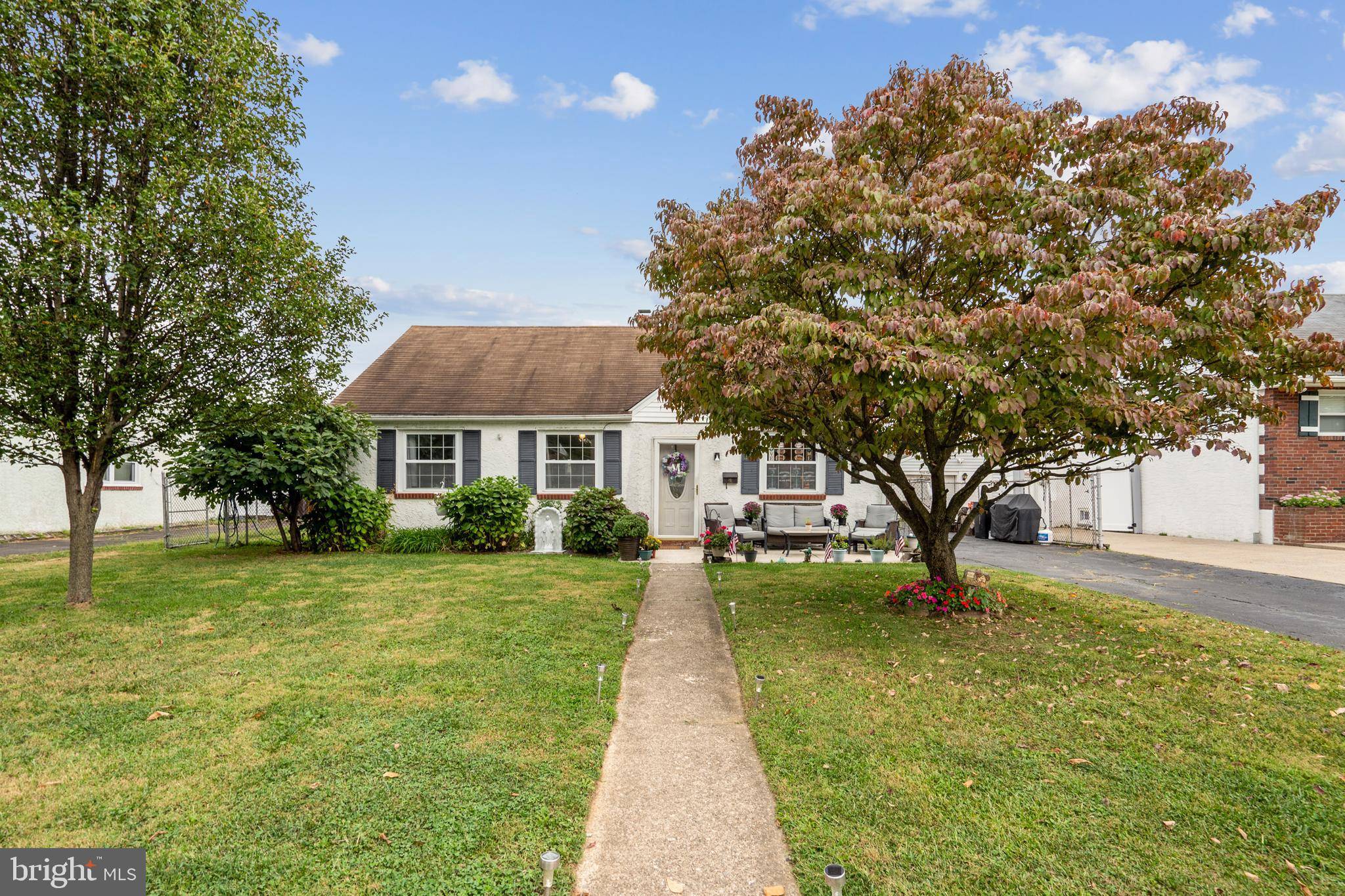 9805 WOODFERN RD, Philadelphia, PA 19115