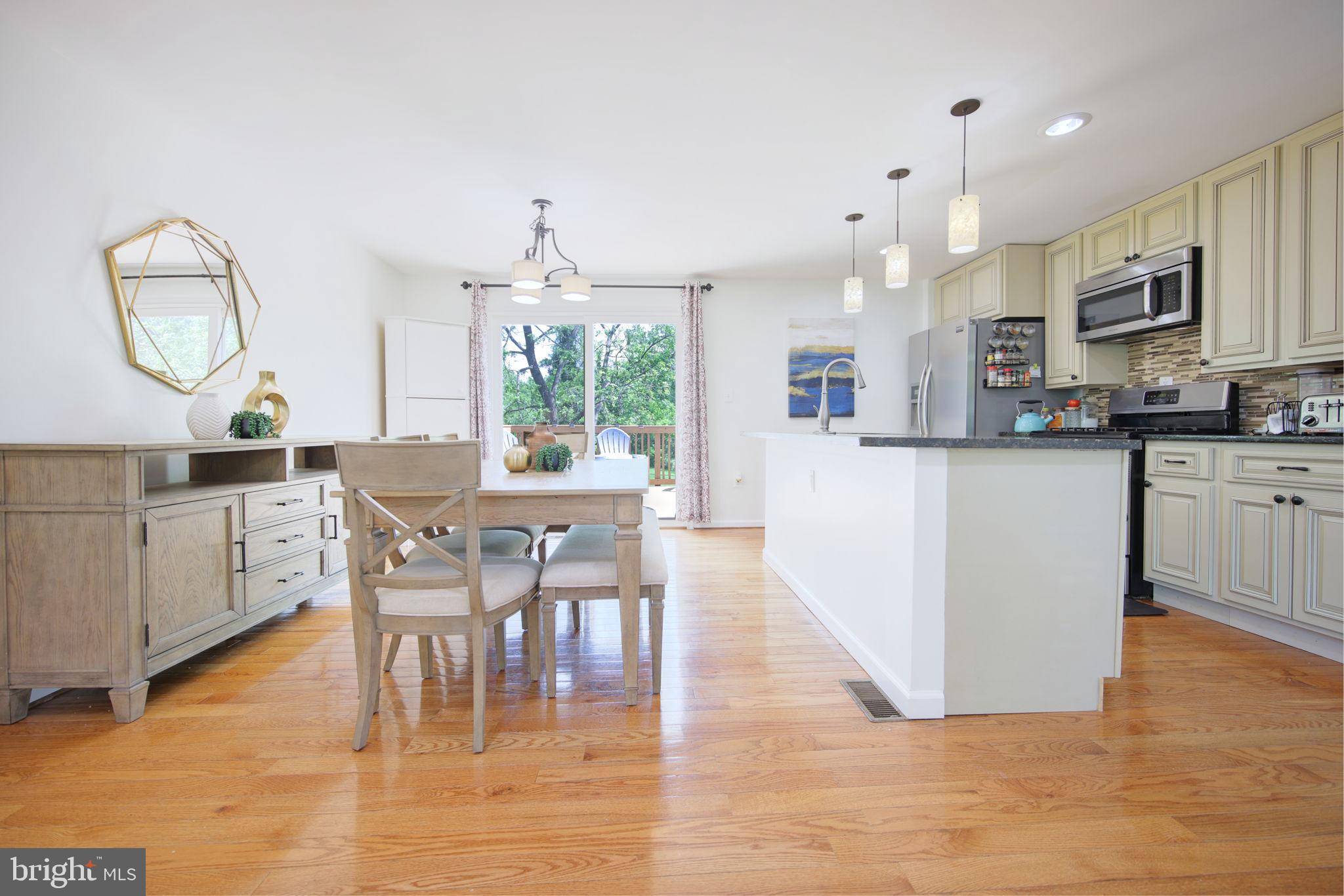 Annandale, VA 22003,6406 HOLYOKE DR