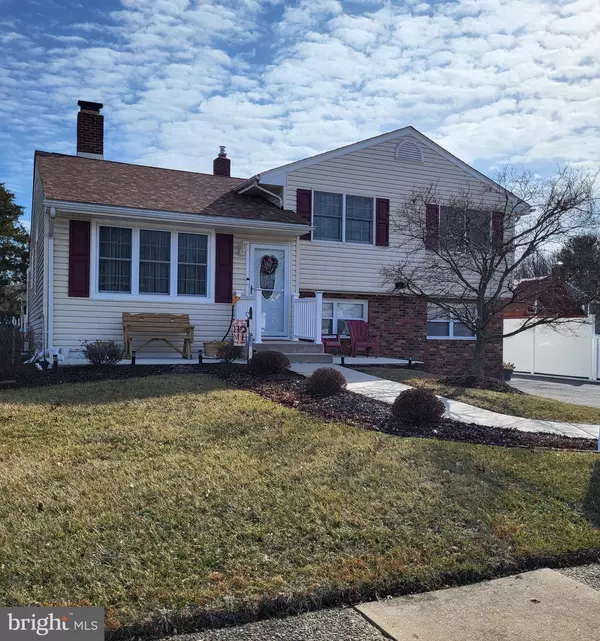 14 REEVES RD, West Deptford, NJ 08096