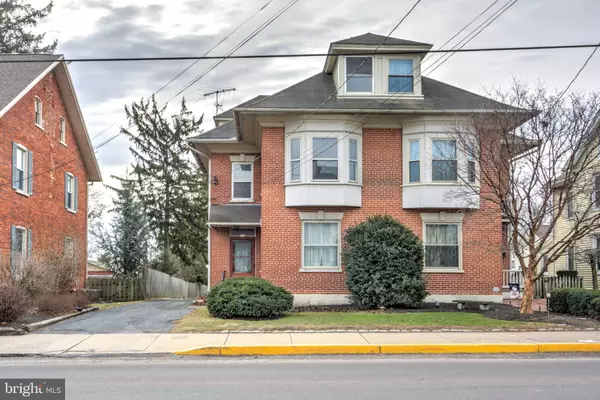 224 W MAIN ST, New Holland, PA 17557