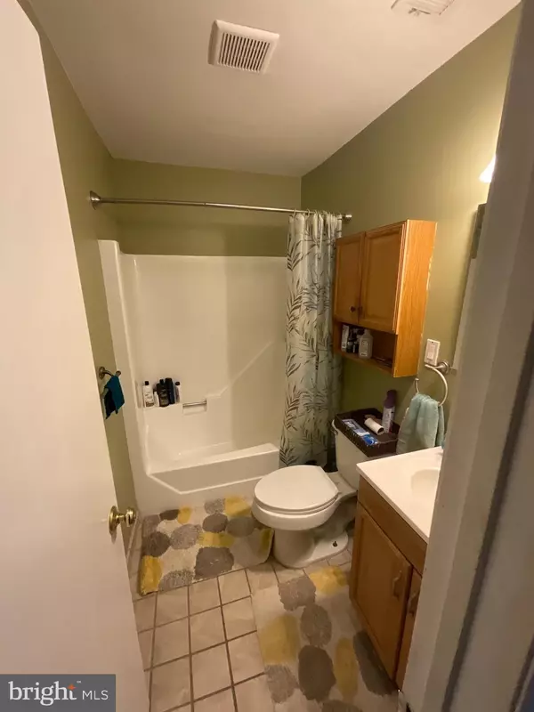 Hamilton, NJ 08690,413 SILVER CT