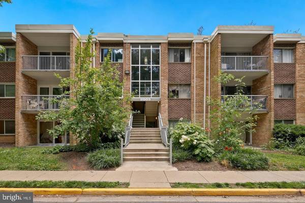 2901 CHARING CROSS RD #8, Falls Church, VA 22042