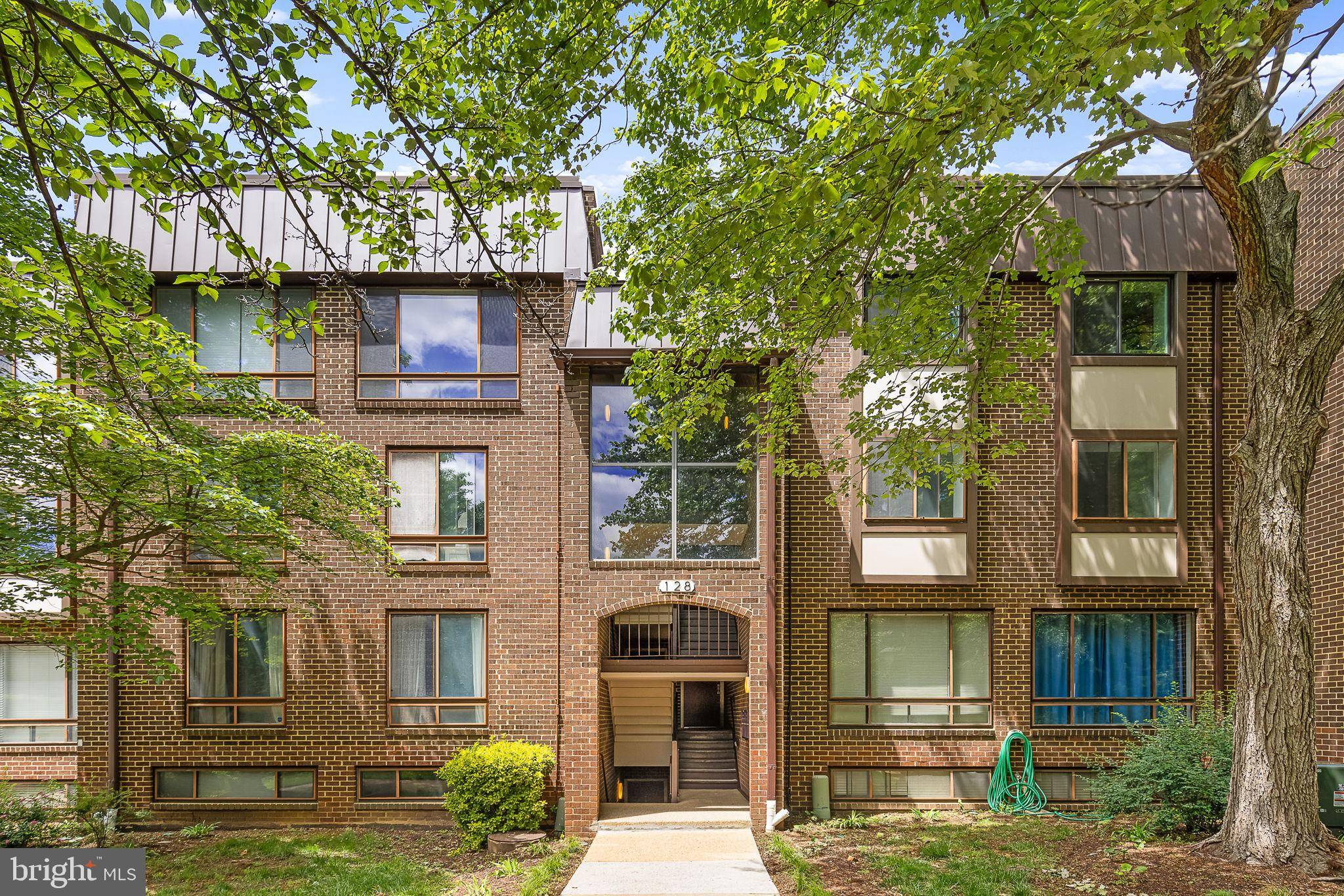 128 ROBERTS LN #301, Alexandria, VA 22314