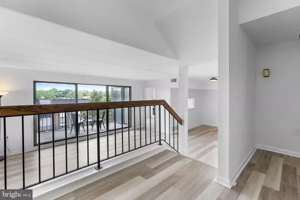 Alexandria, VA 22314,128 ROBERTS LN #301