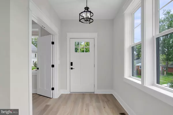 Arlington, VA 22205,5617 23RD ST N