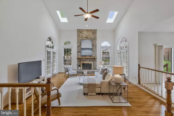 Oakton, VA 22124,10310 LEWIS KNOLLS DR