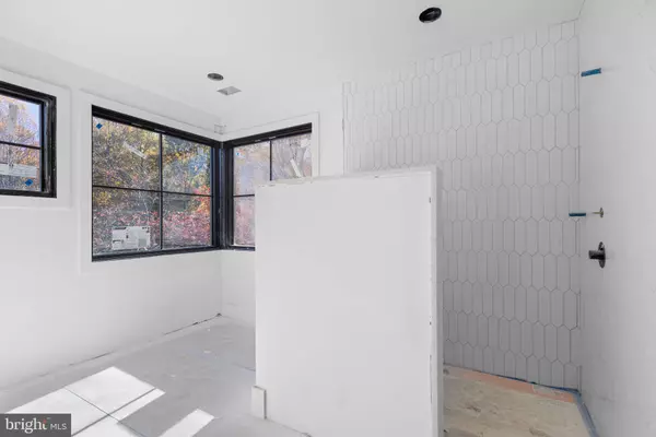 Arlington, VA 22205,5206 12TH ST N