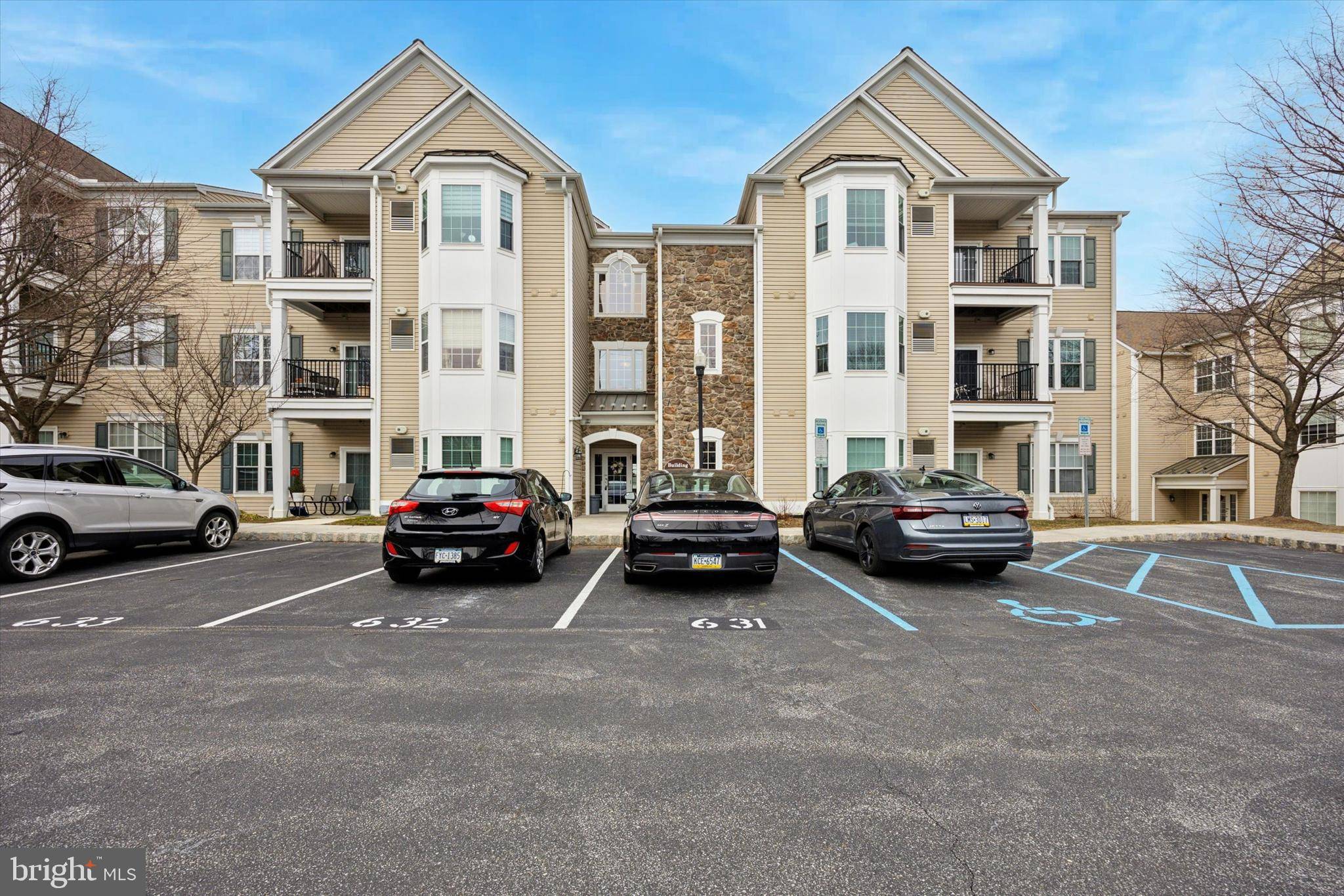 523 CREEKSIDE DR, Brookhaven, PA 19015
