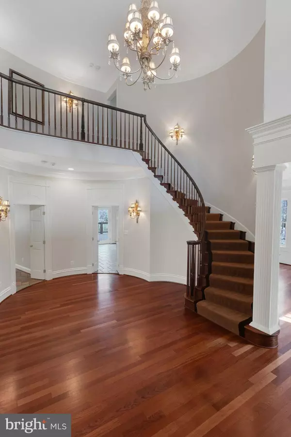 Oakton, VA 22124,10420 ADEL RD