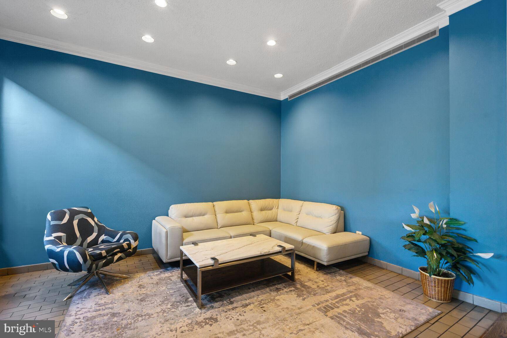 Alexandria, VA 22304,5340 HOLMES RUN PKWY #118