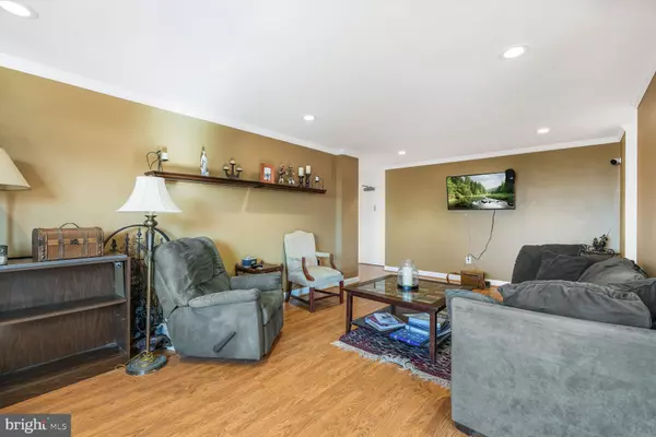 Arlington, VA 22207,4390 LORCOM LN #702