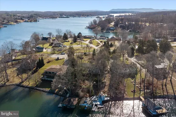 Moneta, VA 24121,1031 LAKEMOUNT DR