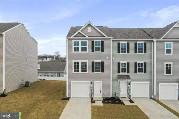 183 CLIFTON MNR, Falling Waters, WV 25419