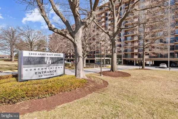 1300 ARMY NAVY DR #512, Arlington, VA 22202