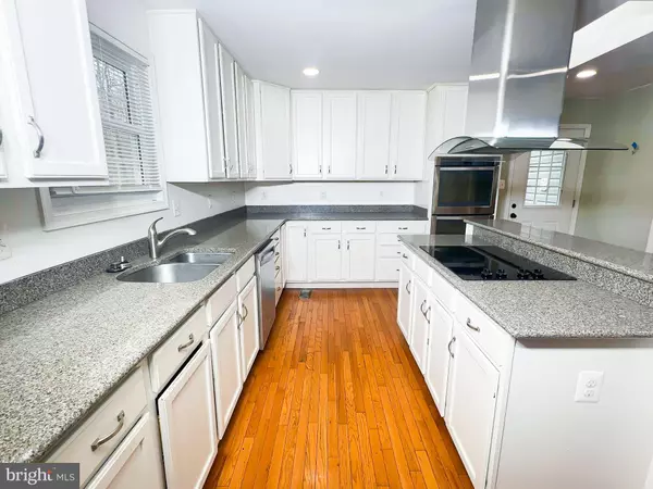 Waldorf, MD 20601,2204 HOLLY OAK CT