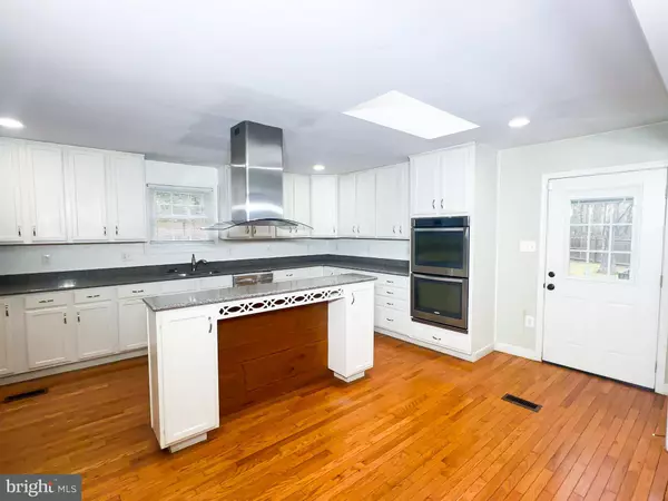 Waldorf, MD 20601,2204 HOLLY OAK CT