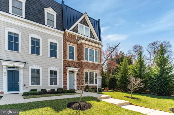 Vienna, VA 22180,159 CENTER ST S #14