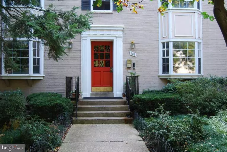 Arlington, VA 22204,806 S ARLINGTON MILL DR #104